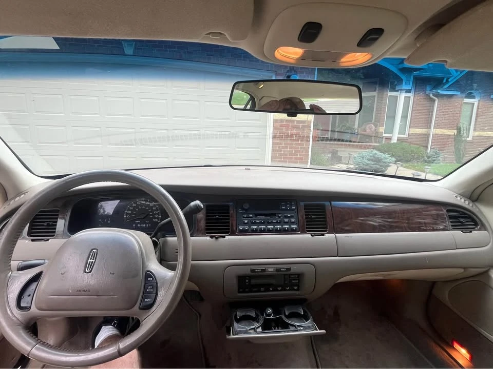 2000 Lincoln Town Car - Image 10 of 13