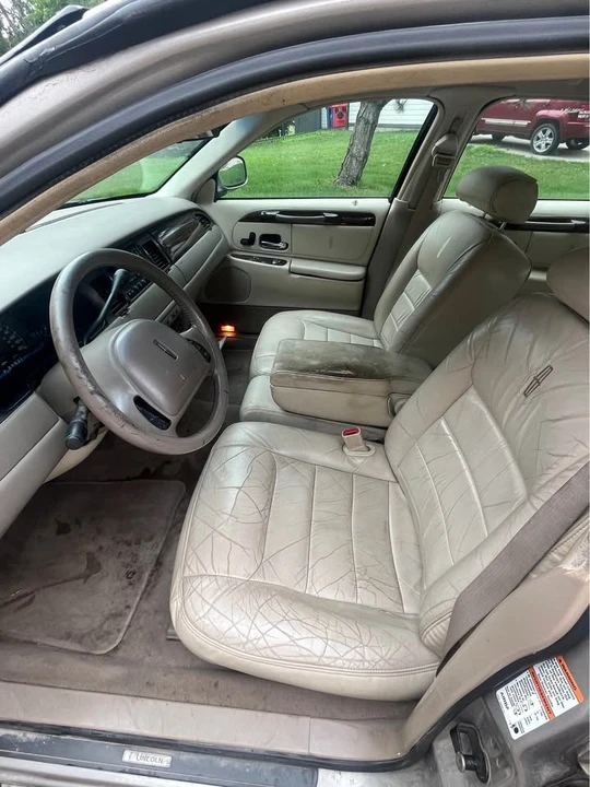 2000 Lincoln Town Car - Image 9 of 13