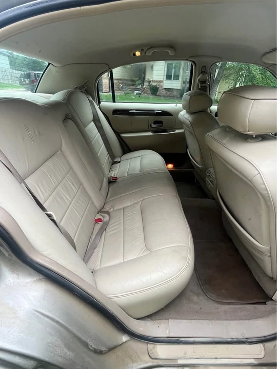 2000 Lincoln Town Car - Image 12 of 13