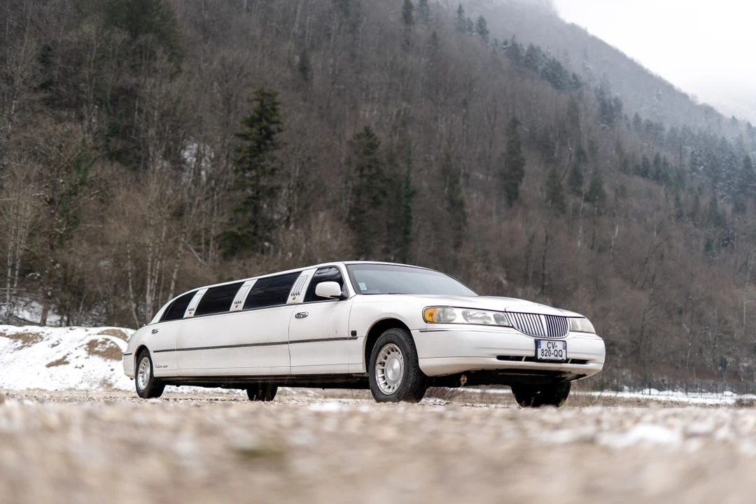 2007 Lincoln Town Car - Image 2 of 30