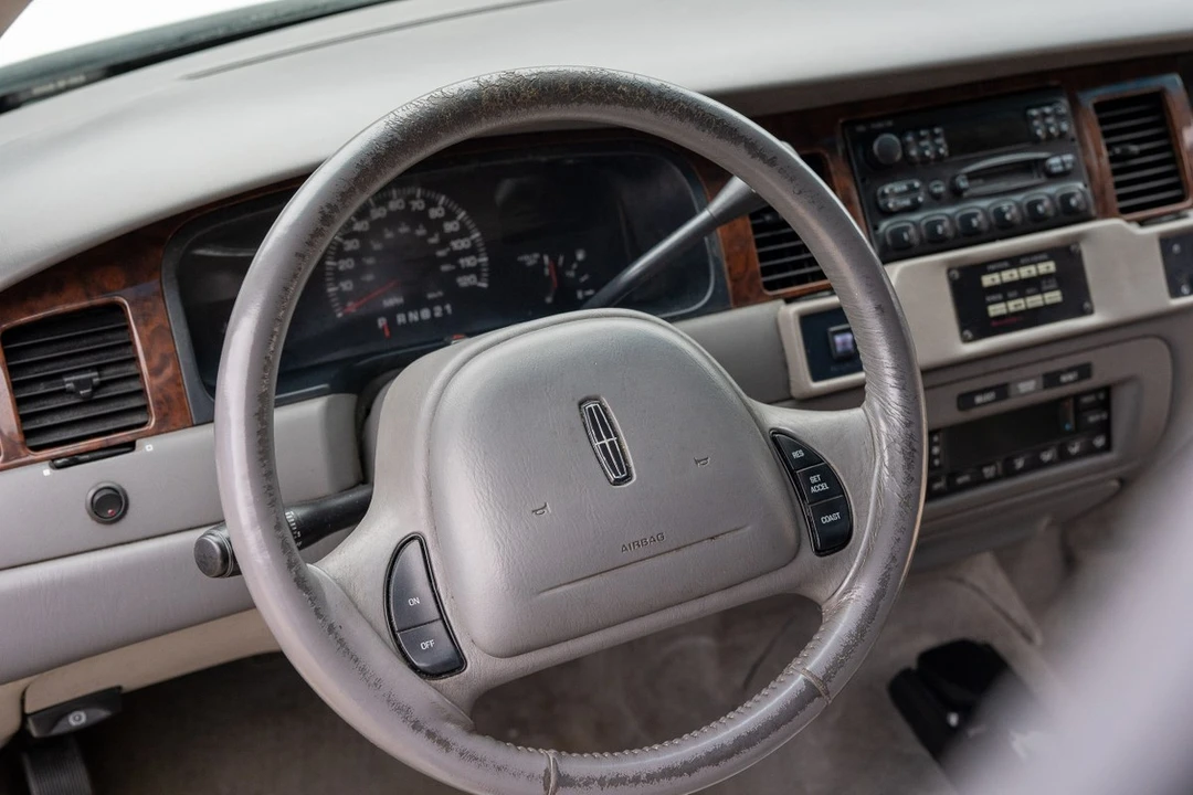 2007 Lincoln Town Car - Image 27 of 30