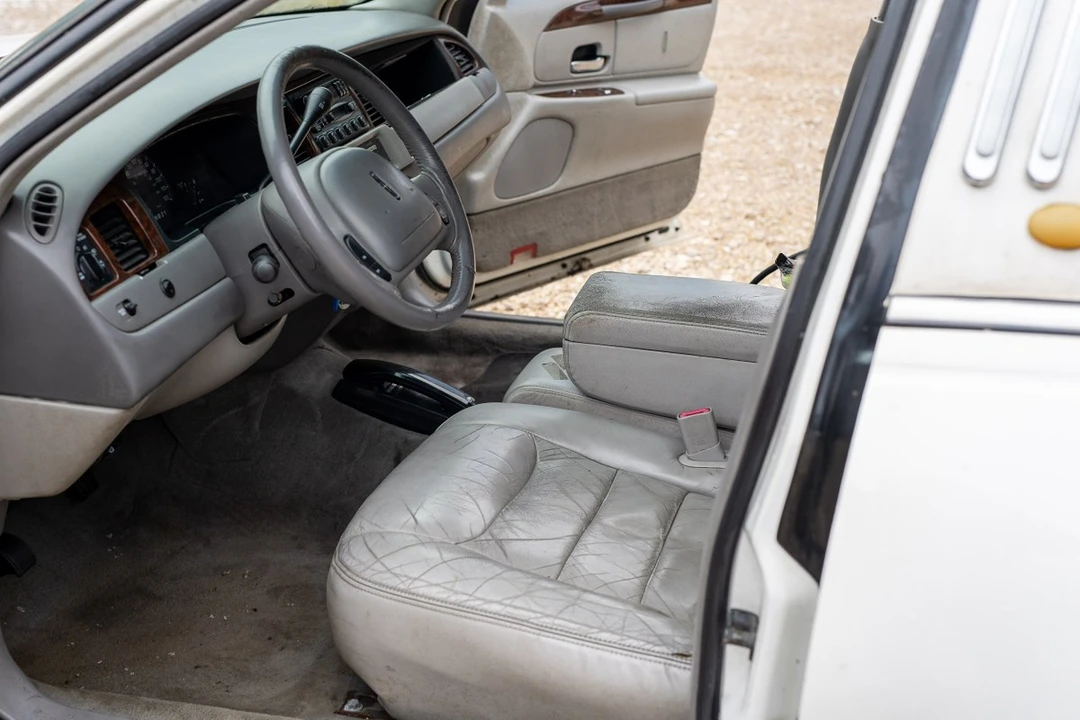 2007 Lincoln Town Car - Image 25 of 30