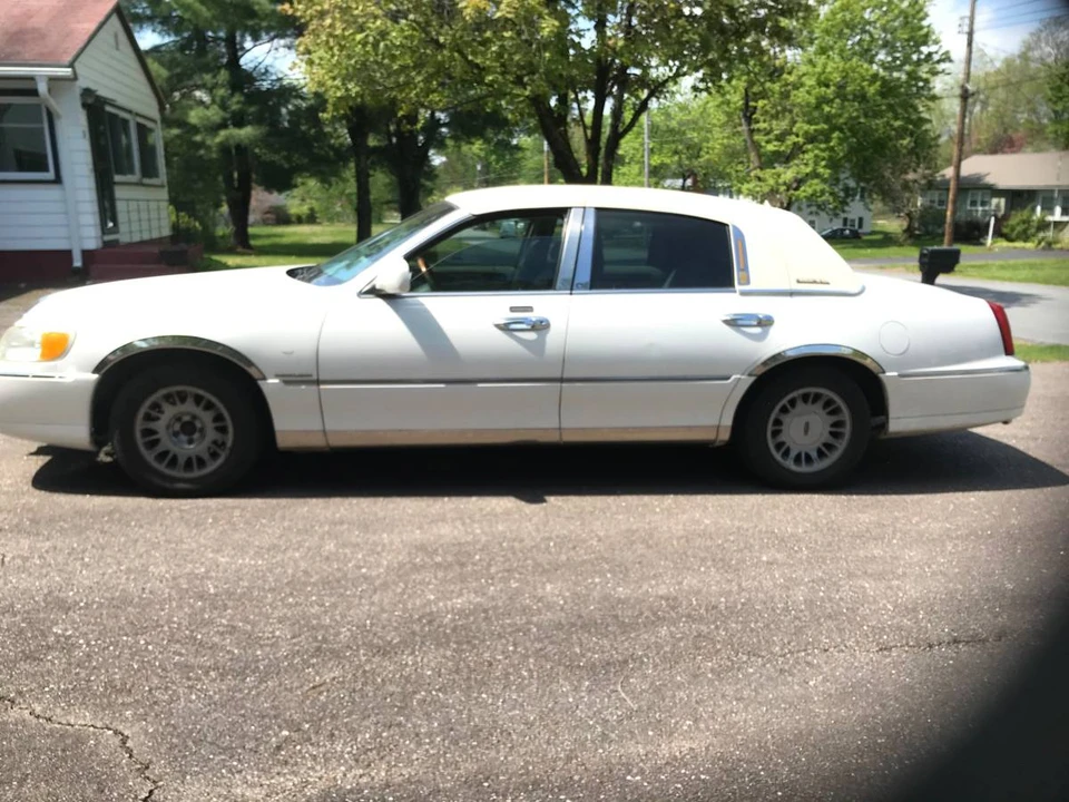 2000 Lincoln Continental 9th Gen - Image 2 of 8