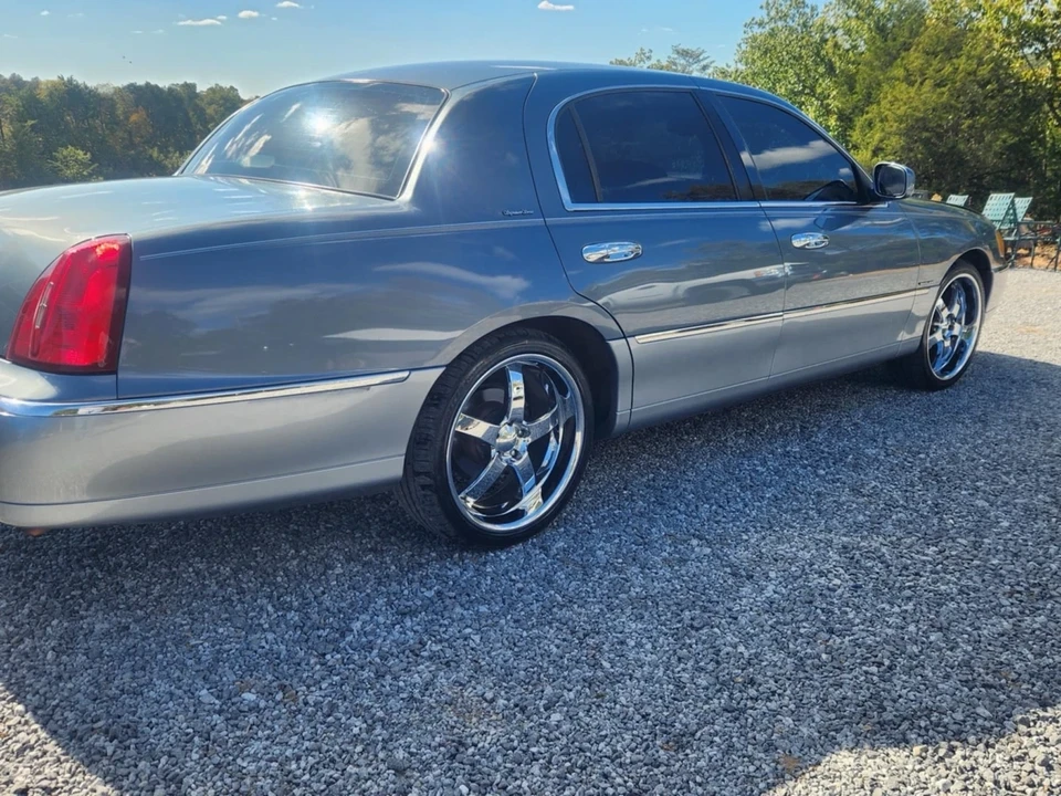 2000 Lincoln Town Car - Image 2 of 21