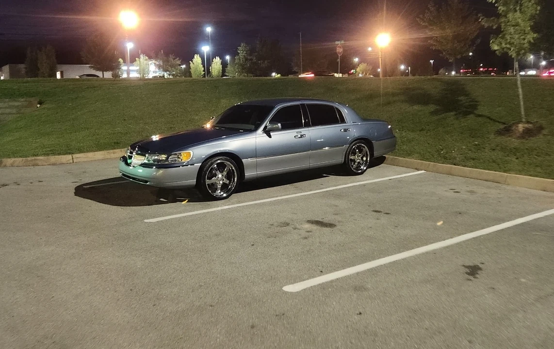 2000 Lincoln Town Car - Image 17 of 21