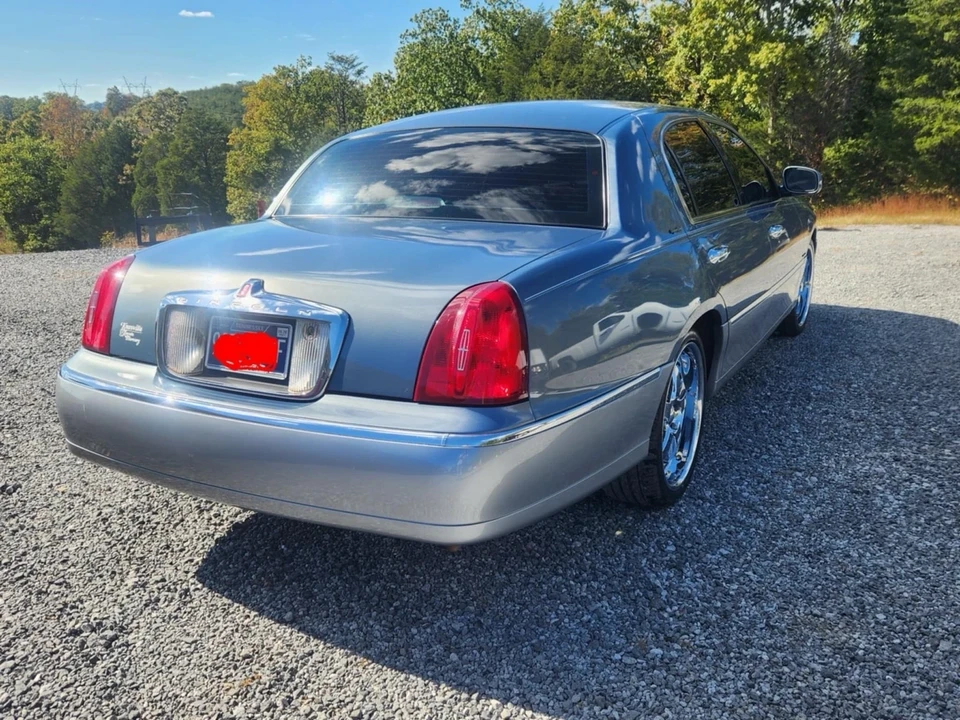 2000 Lincoln Town Car - Image 3 of 21