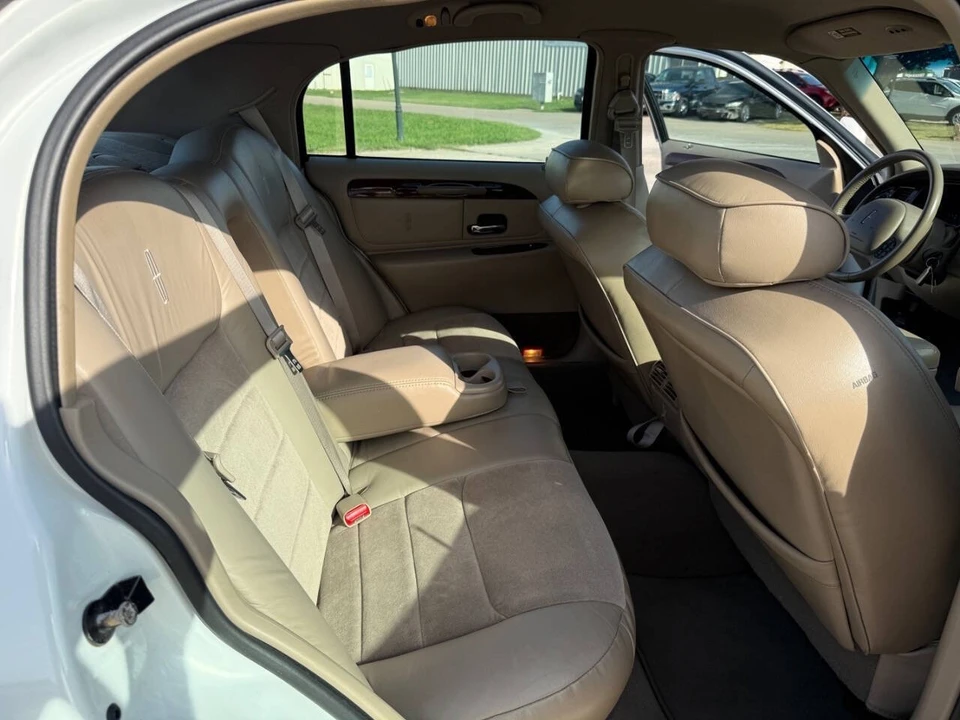 2000 Lincoln Town Car - Image 18 of 21