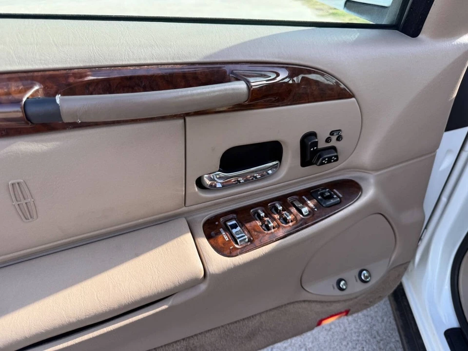 2000 Lincoln Town Car - Image 16 of 21