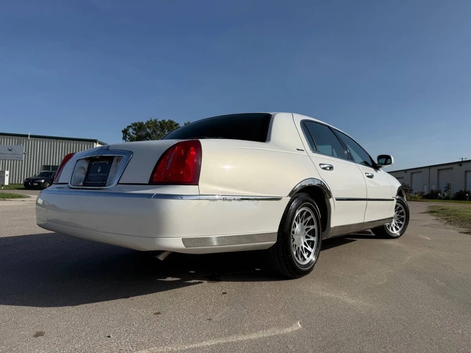 2000 Lincoln Town Car - Image 11 of 21