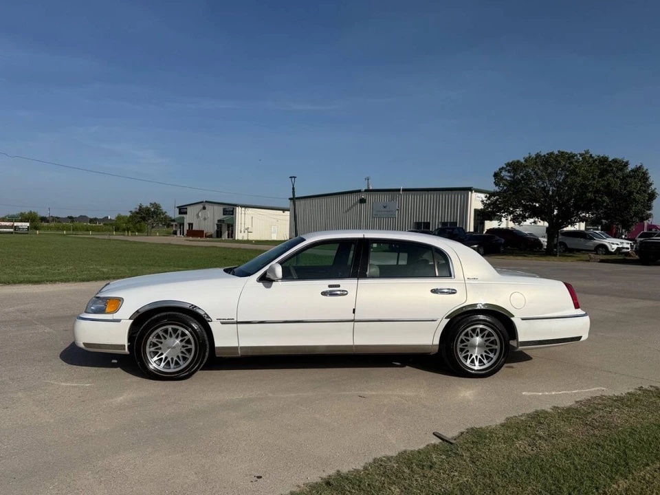 2000 Lincoln Town Car - Image 2 of 21