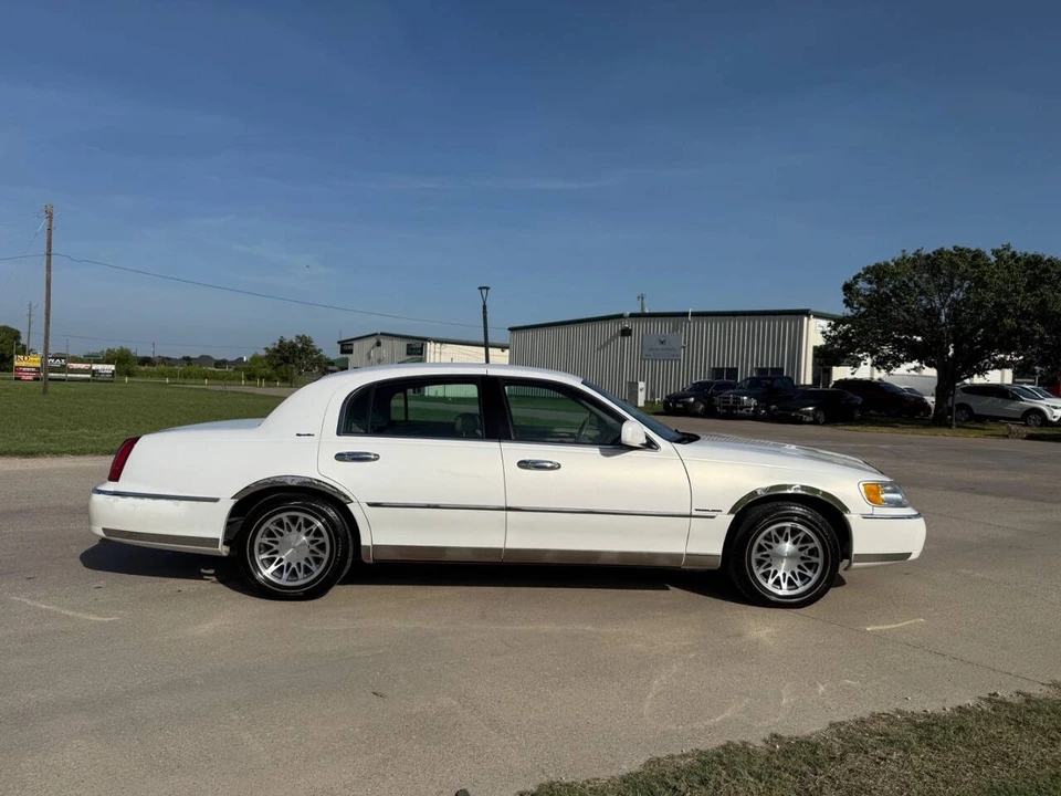 2000 Lincoln Town Car - Image 9 of 21