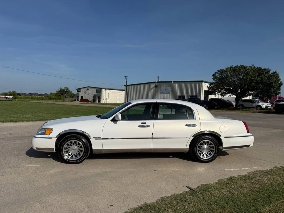 2000 Lincoln Town Car - Image 2 of 21