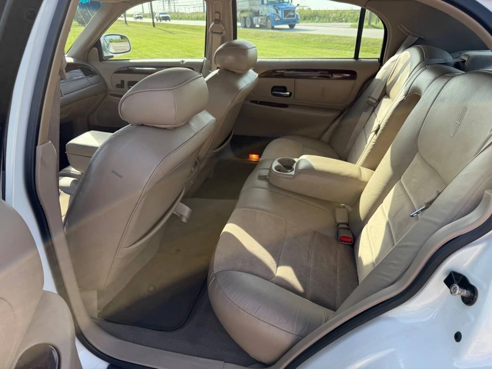 2000 Lincoln Town Car - Image 19 of 21