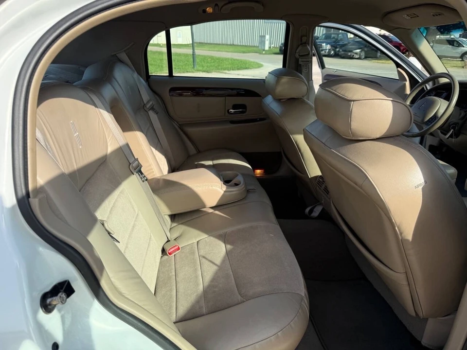 2000 Lincoln Town Car - Image 18 of 21