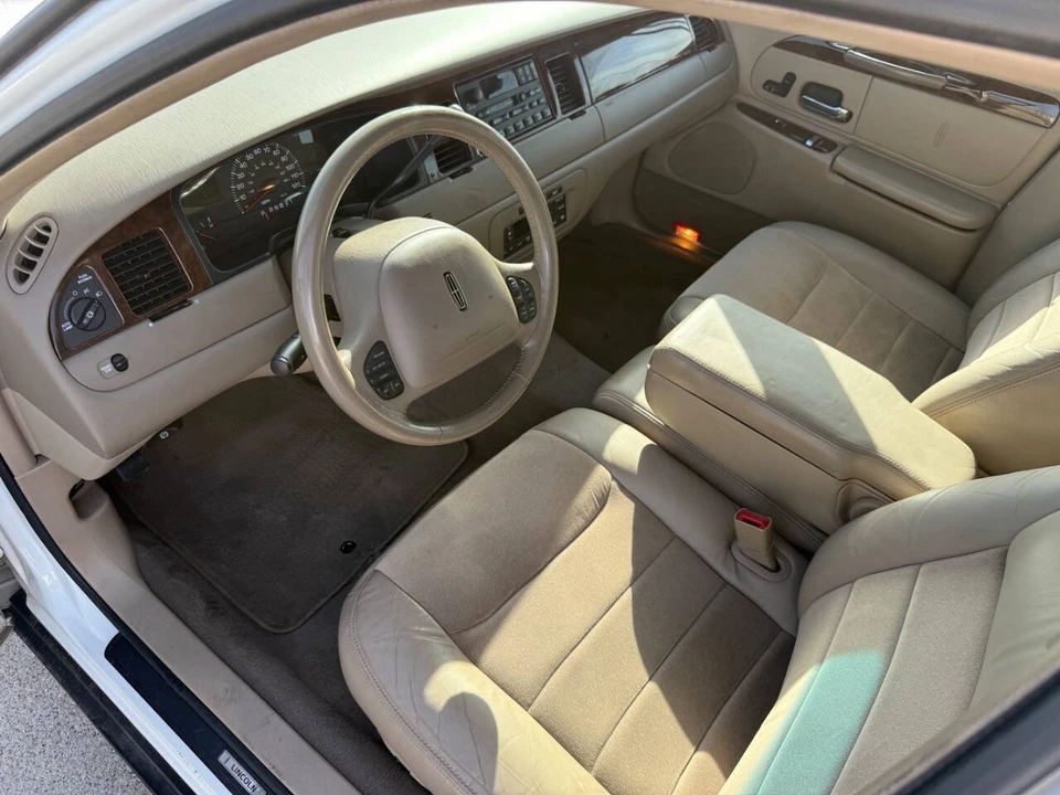 2000 Lincoln Town Car - Image 15 of 21
