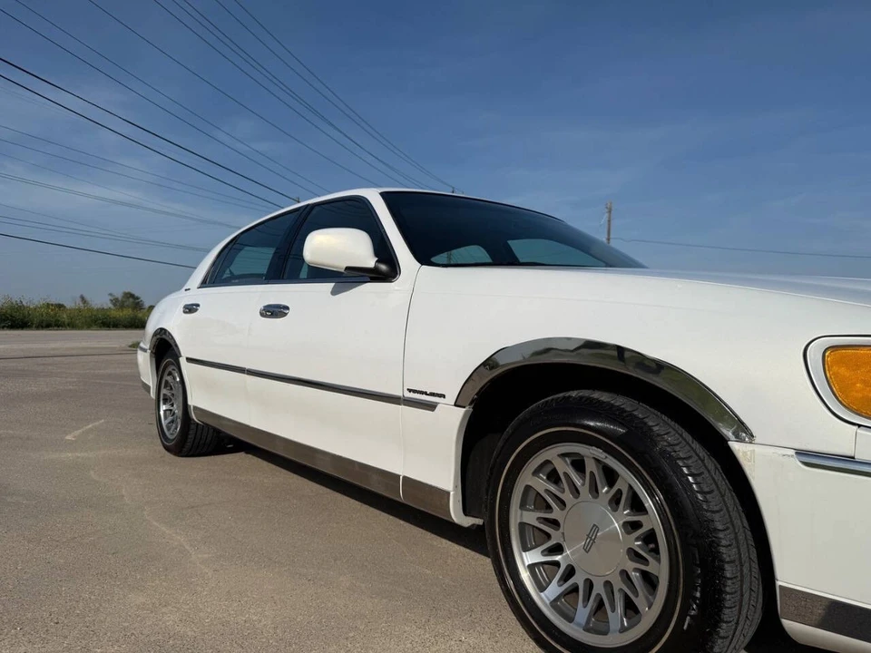 2000 Lincoln Town Car - Image 12 of 21