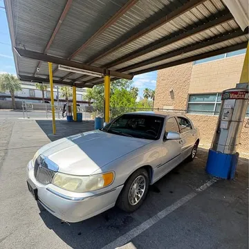 2000 Lincoln Town Car Signature Limited Sedan 4D