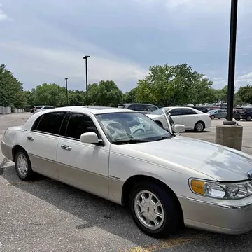 2000 Lincoln Town Car Signature Sedan 4D