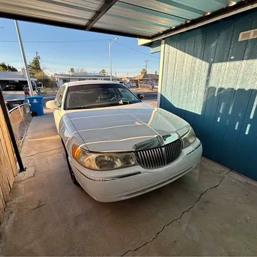 2000 Lincoln Town Car Signature Sedan 4D