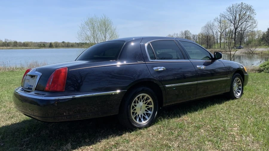 2000 Lincoln Town Car - Image 3 of 30