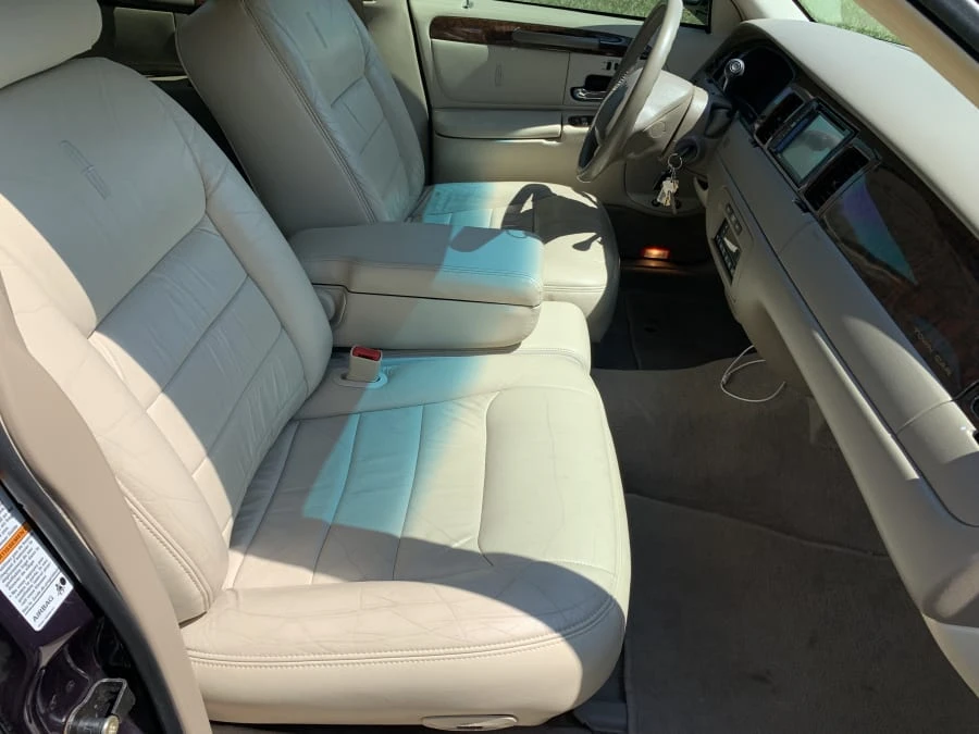2000 Lincoln Town Car - Image 19 of 30