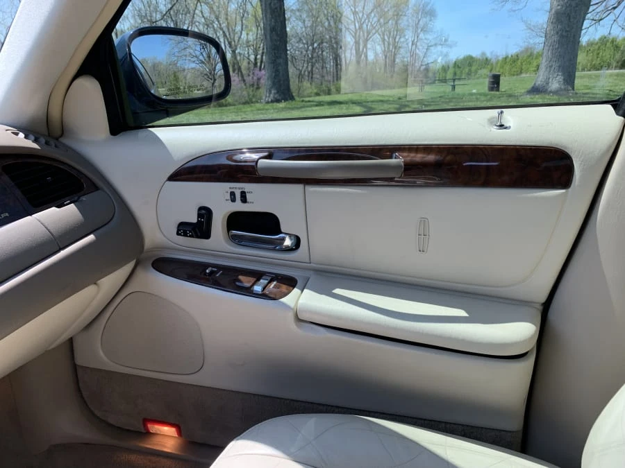 2000 Lincoln Town Car - Image 16 of 30