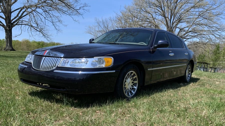 2000 Lincoln Town Car - Image 4 of 30