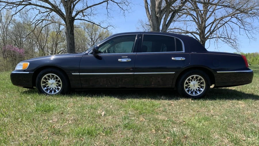 2000 Lincoln Town Car - Image 7 of 30