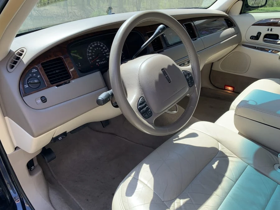 2000 Lincoln Town Car - Image 10 of 30