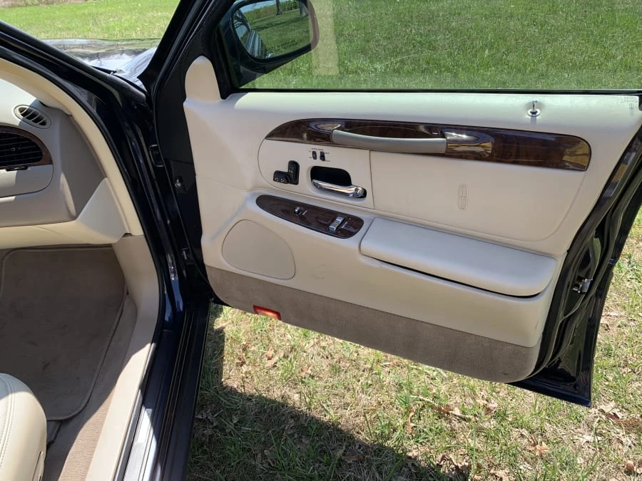 2000 Lincoln Town Car - Image 24 of 30