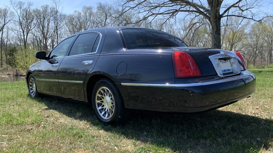 2000 Lincoln Town Car - Image 8 of 30