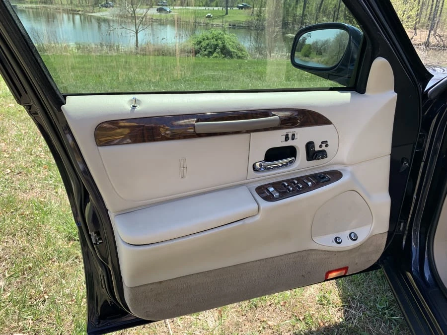 2000 Lincoln Town Car - Image 21 of 30