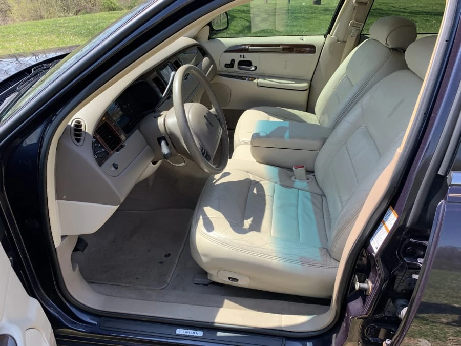 2000 Lincoln Town Car - Image 17 of 30