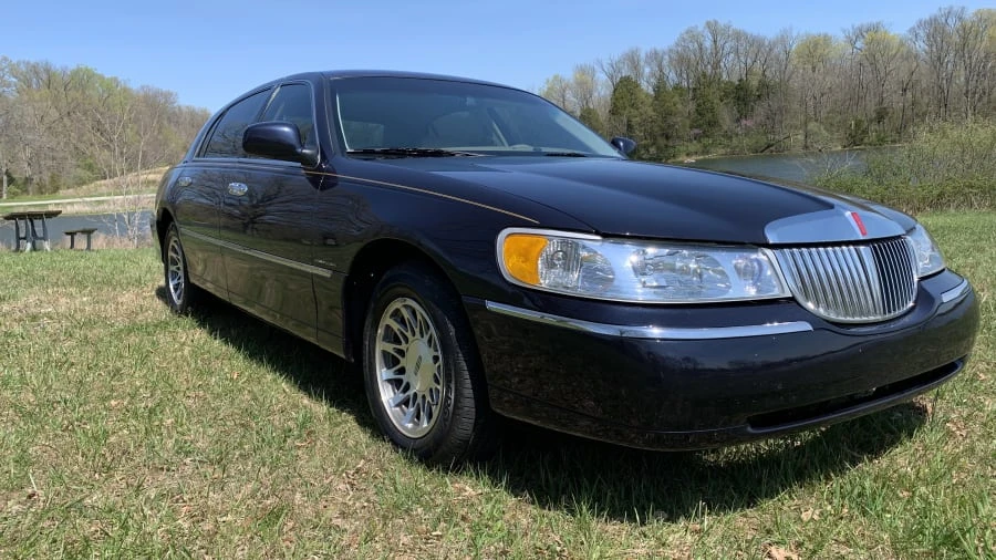 2000 Lincoln Town Car - Image 5 of 30