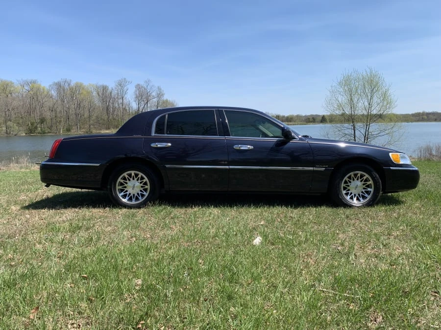 2000 Lincoln Town Car - Image 2 of 30