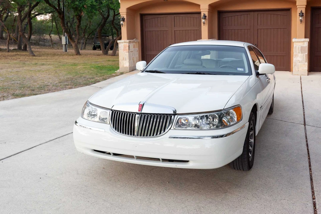 2000 Lincoln Town Car - Image 11 of 31