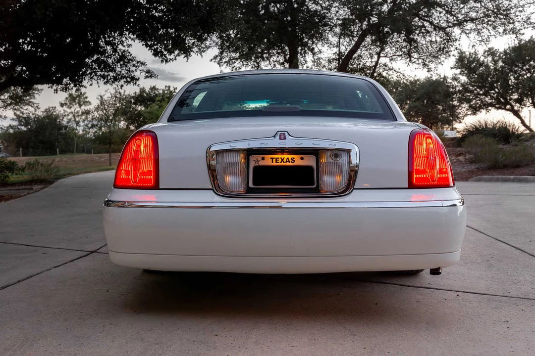 2000 Lincoln Town Car - Image 13 of 31