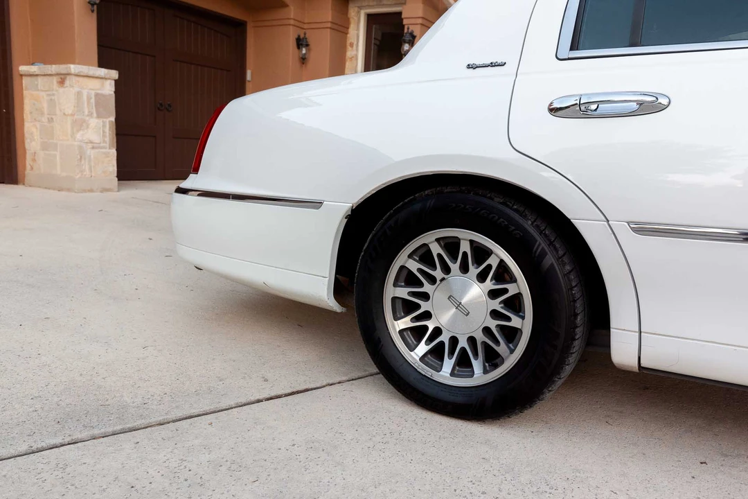2000 Lincoln Town Car - Image 19 of 31
