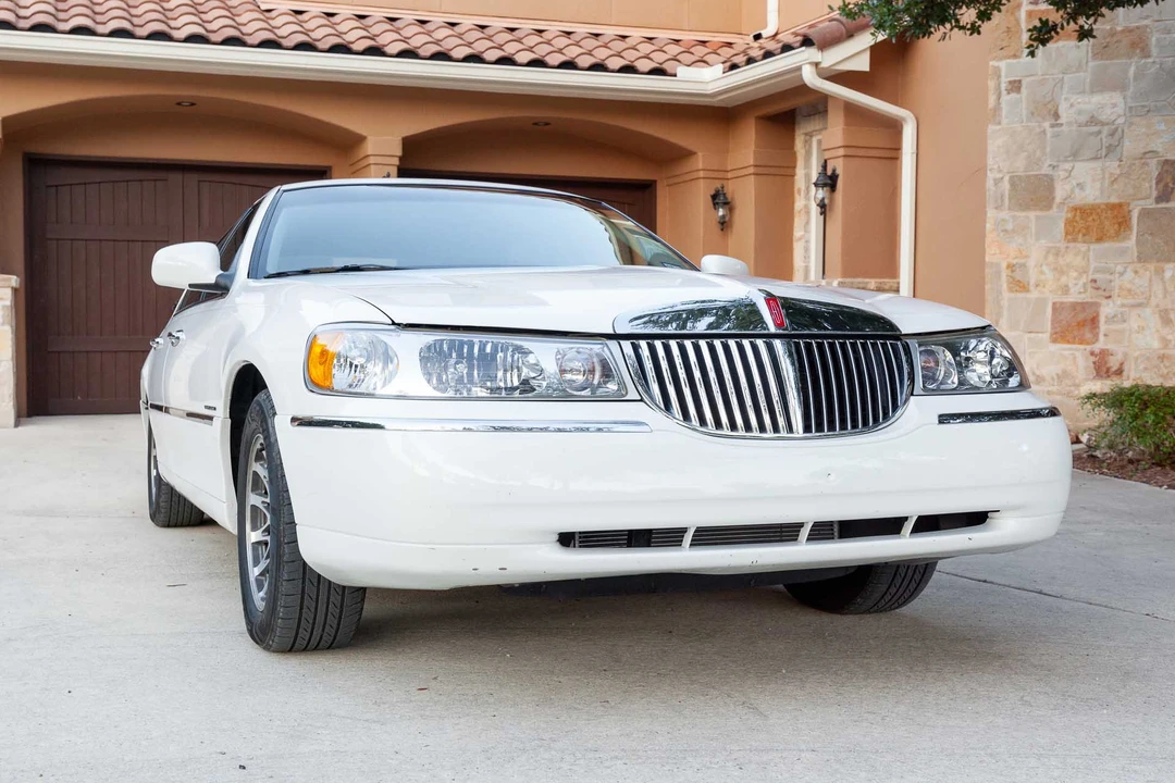 2000 Lincoln Town Car - Image 2 of 31