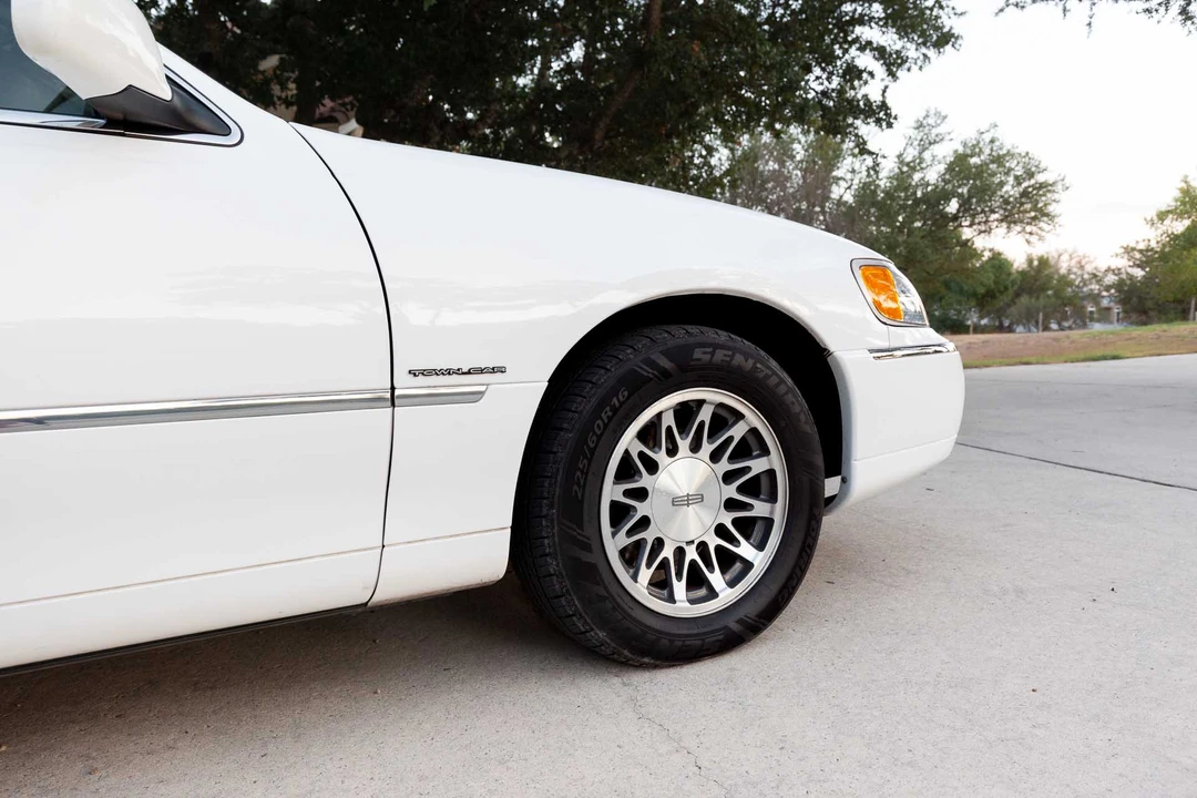 2000 Lincoln Town Car - Image 24 of 31