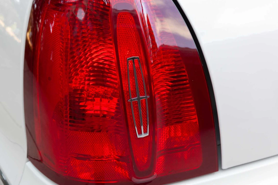 2000 Lincoln Town Car - Image 30 of 31