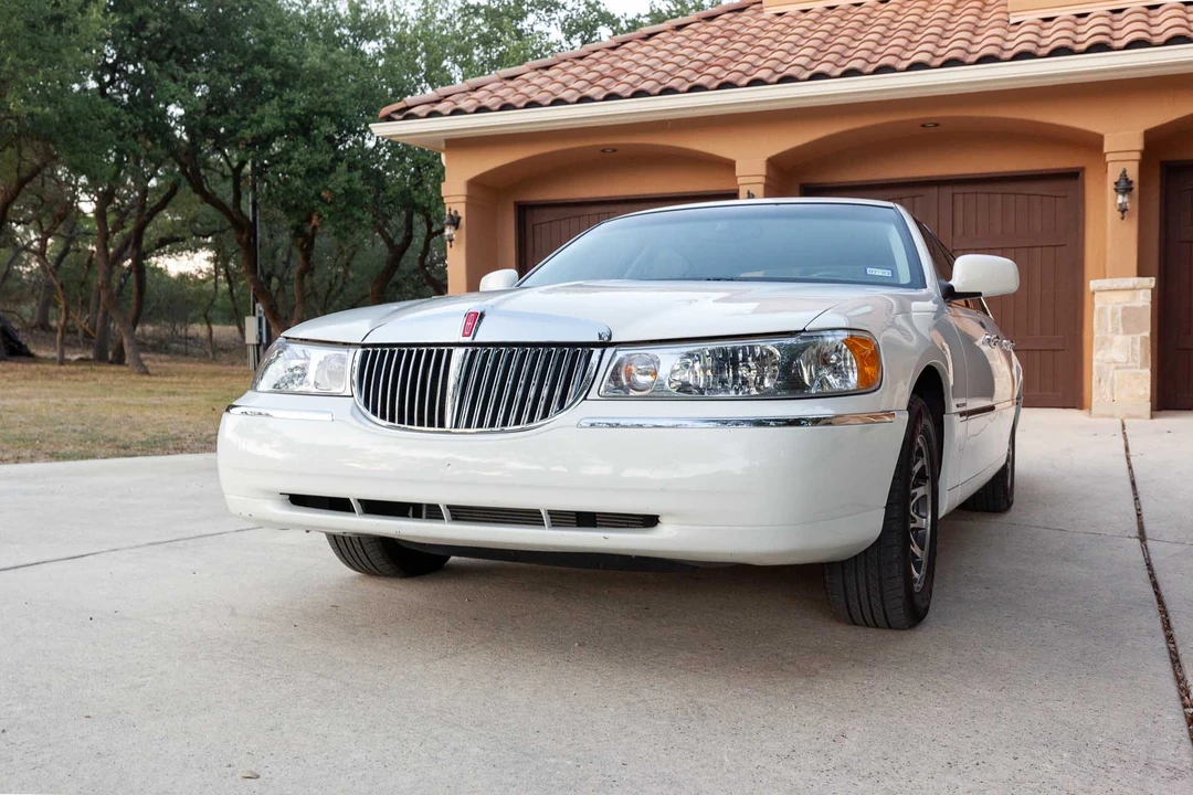 2000 Lincoln Town Car - Image 3 of 31