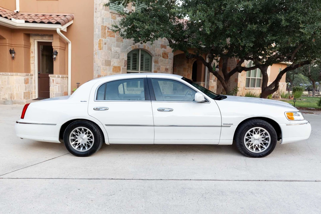 2000 Lincoln Town Car - Image 5 of 31