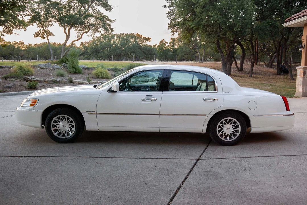 2000 Lincoln Town Car - Image 6 of 31