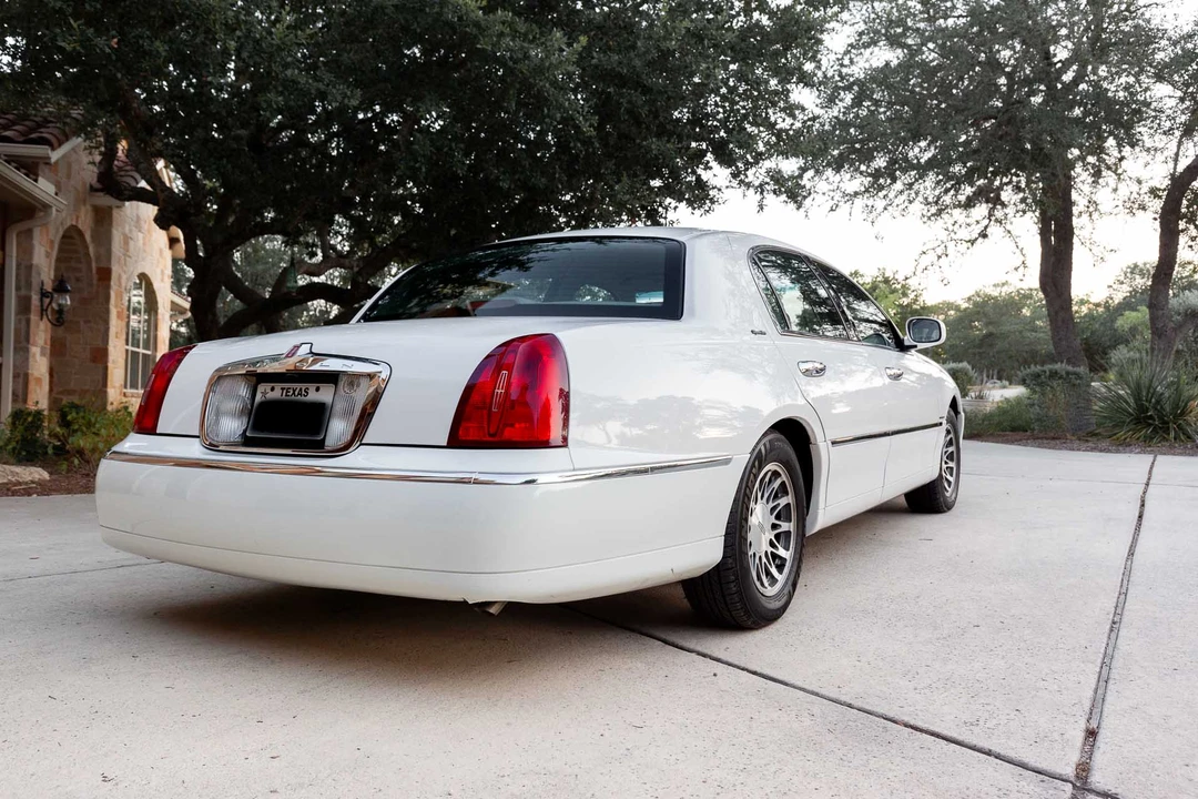2000 Lincoln Town Car - Image 7 of 31