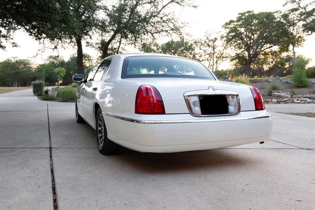 2000 Lincoln Town Car - Image 8 of 31