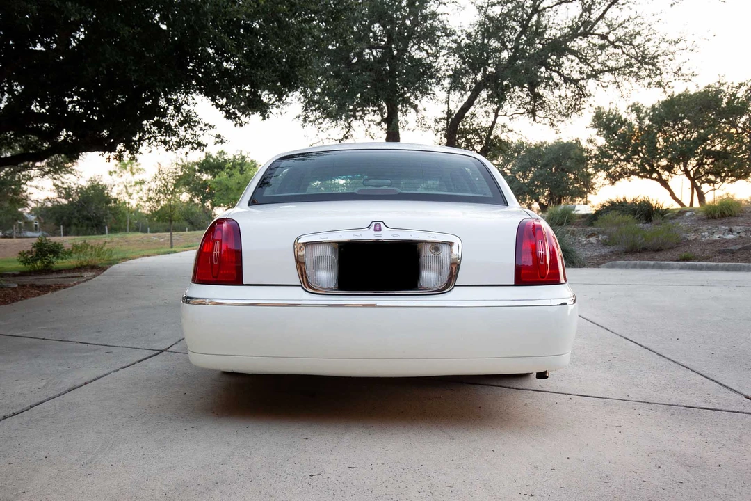 2000 Lincoln Town Car - Image 9 of 31