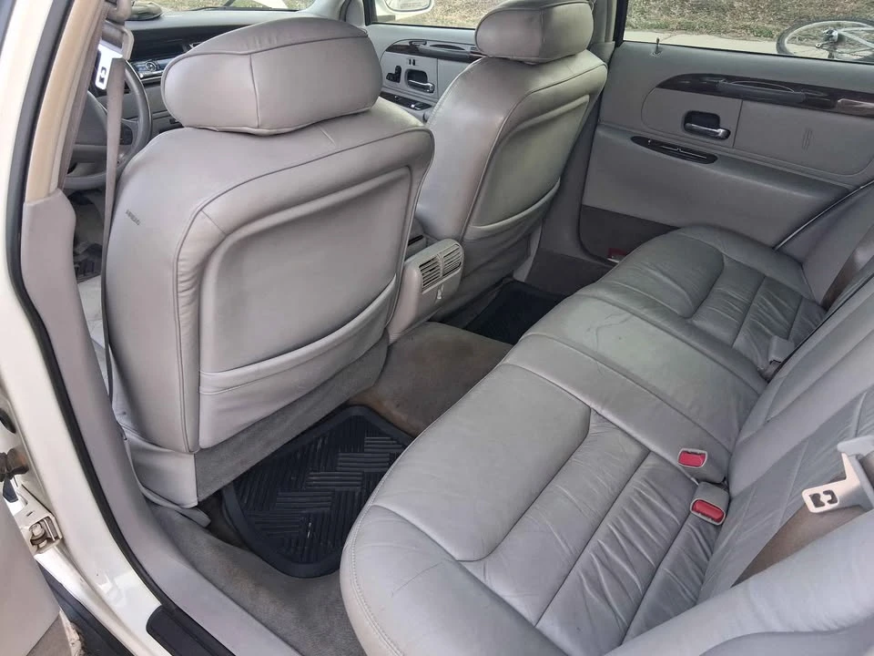 2000 Lincoln Town Car - Image 2 of 8