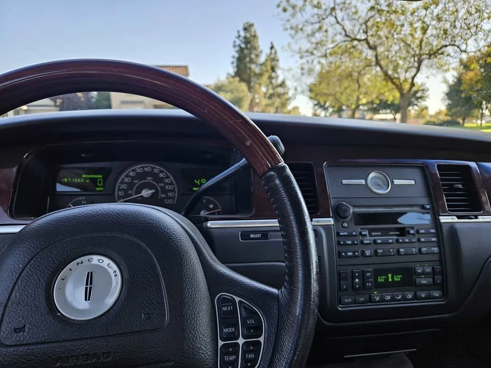 2000 Lincoln Town Car - Image 11 of 11