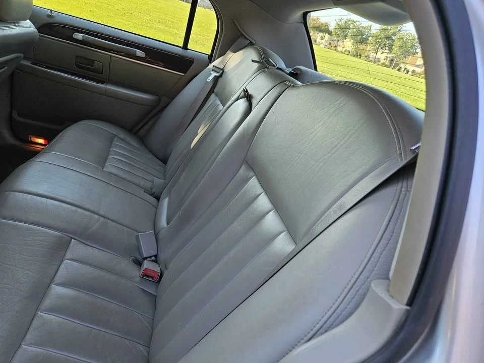 2000 Lincoln Town Car - Image 10 of 11